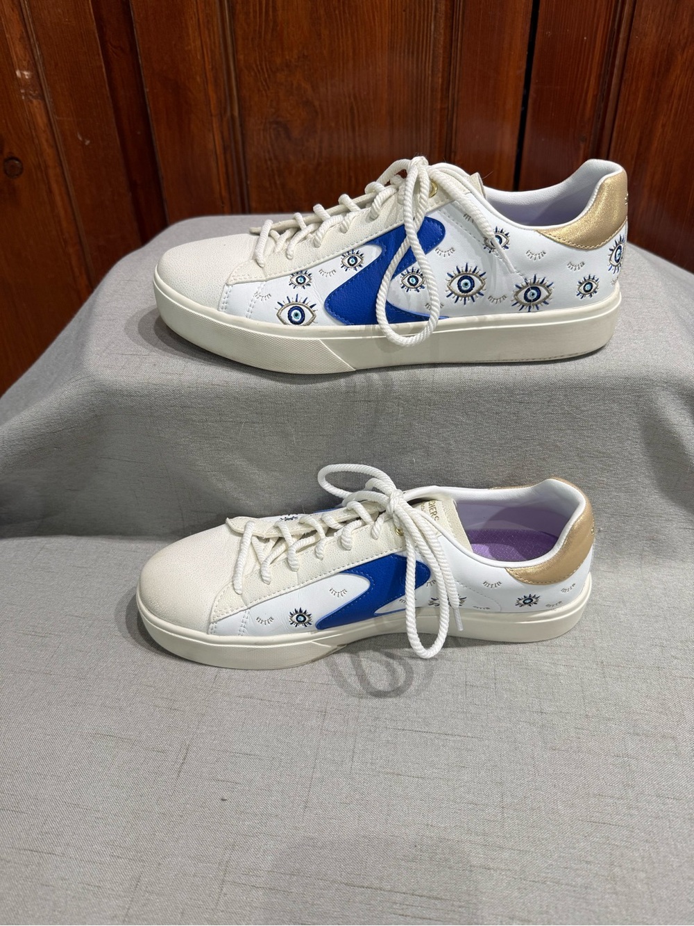 Sketchers Evil Eye White Blue size 10 Tennis Shoes
